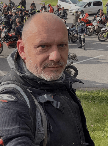 Vlad - Enduro Lettland Instruktor mit Motorradausrüstung
